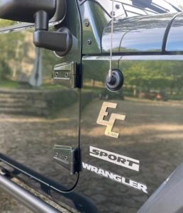 Close up of chrome EC logo on EMANUEL COSTA Preparações Jeep Wrangler front passenger side quarter panel