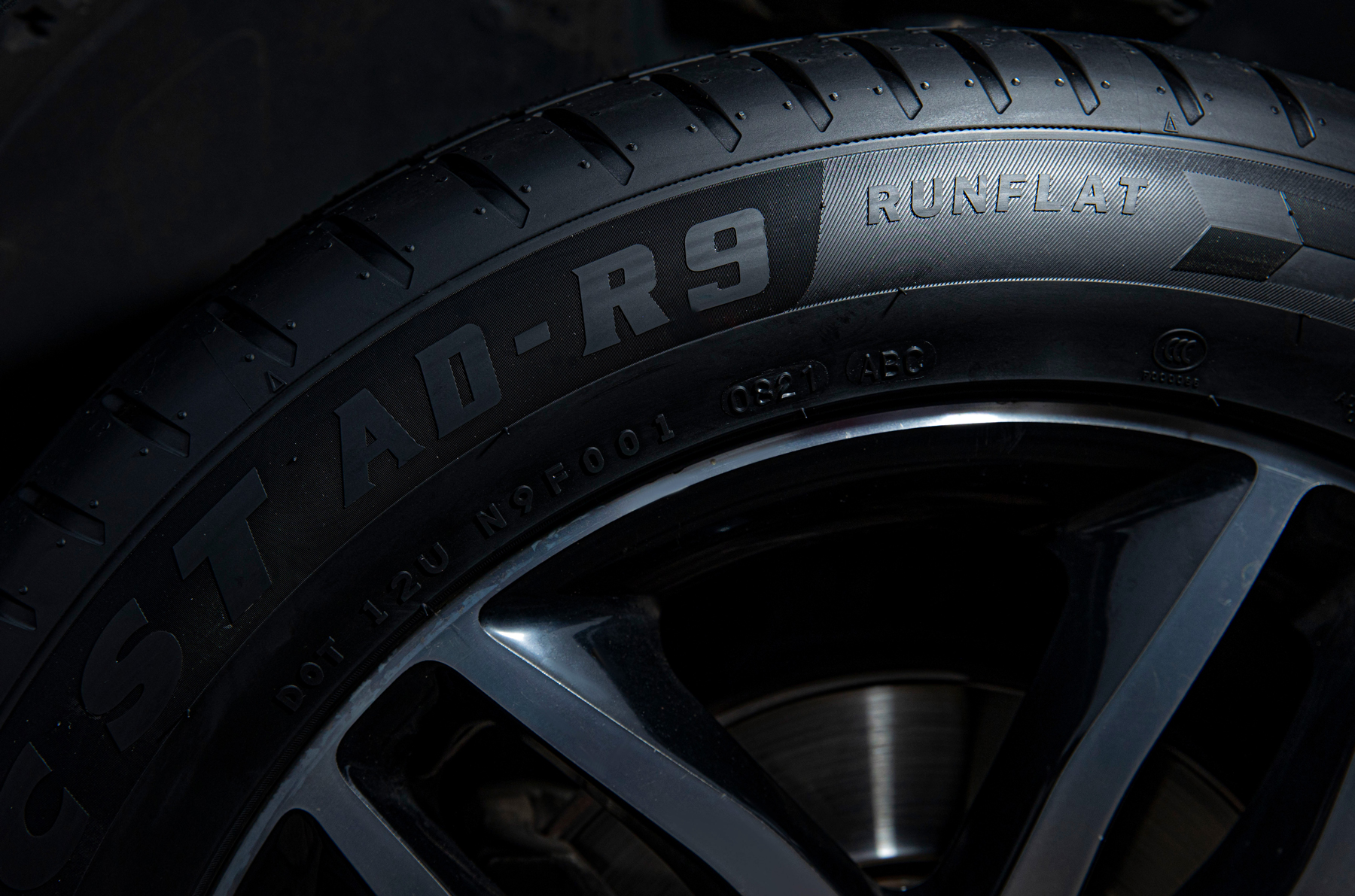 CST Adreno AD-R9 RFT tire close up sidewall Run Flat marking view image.